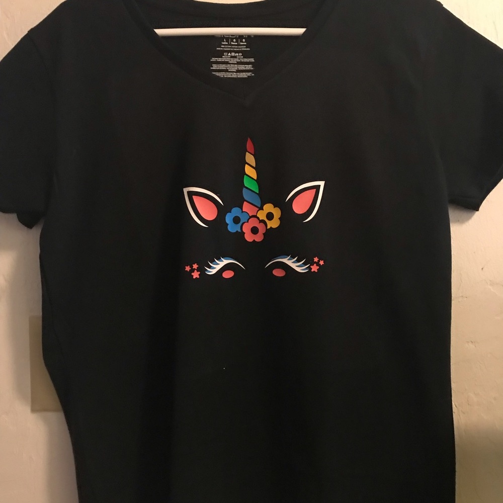 Glidan V- neck shirt with a unicorn face on it